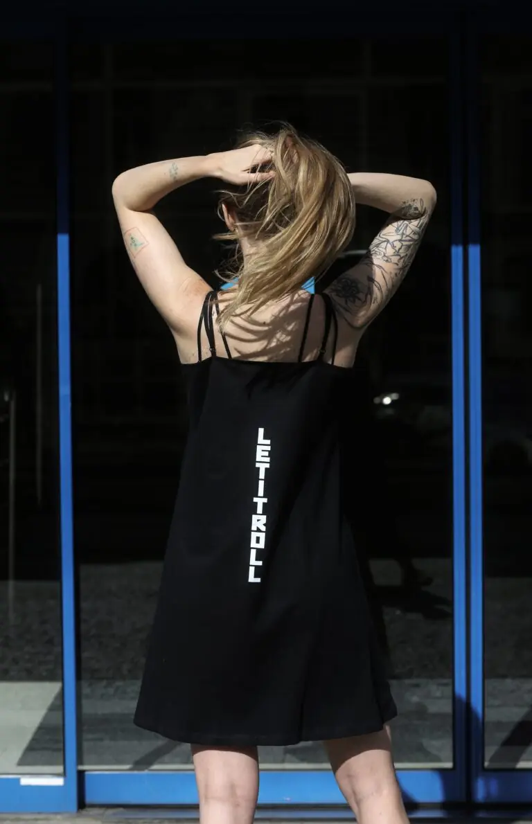 3 dress letitroll back min